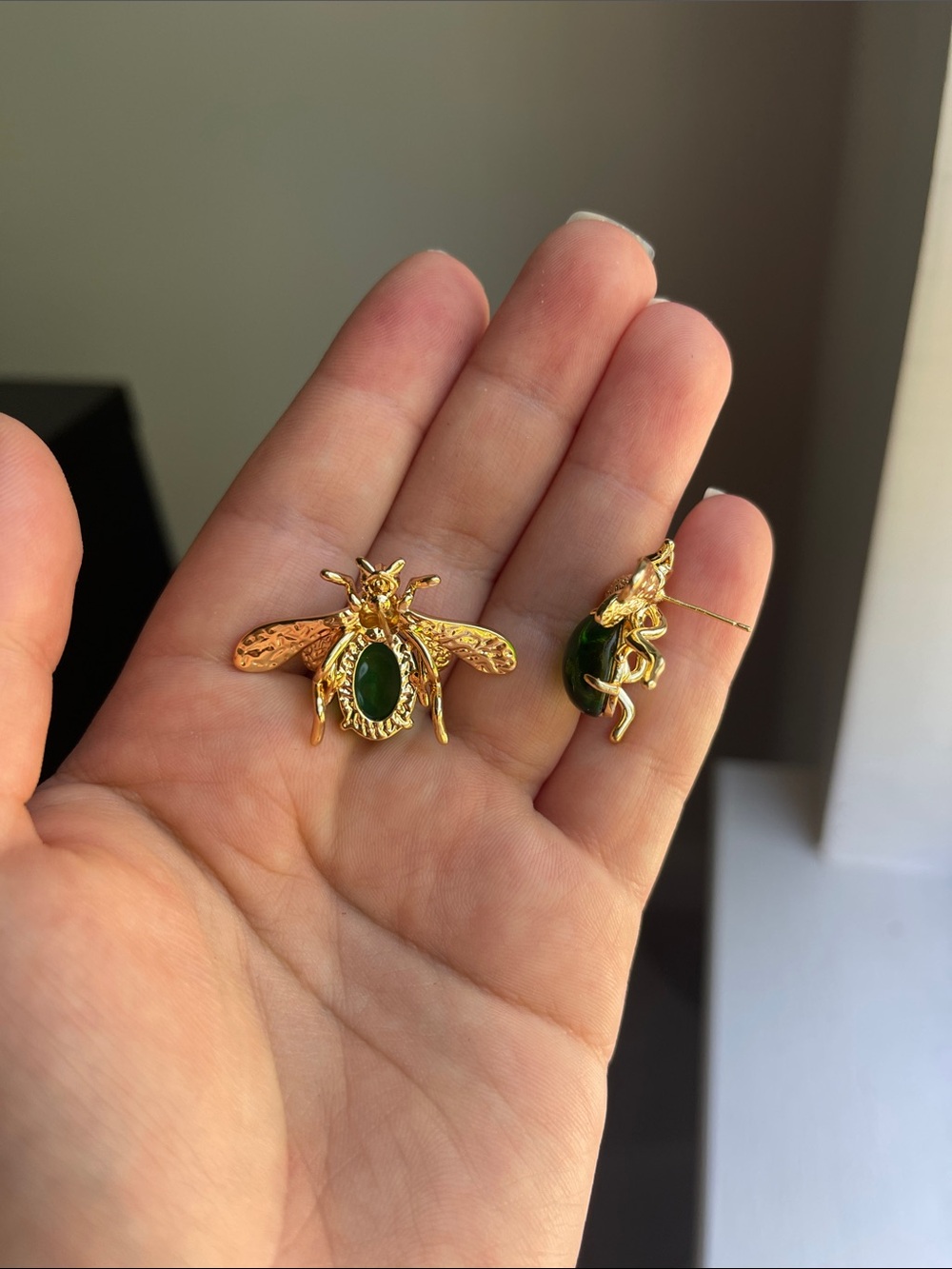 NEW! Unique Gold Bee Earrings with Green Glass Cabochon. 🐝 A8-283 - Picture 6 of 7
